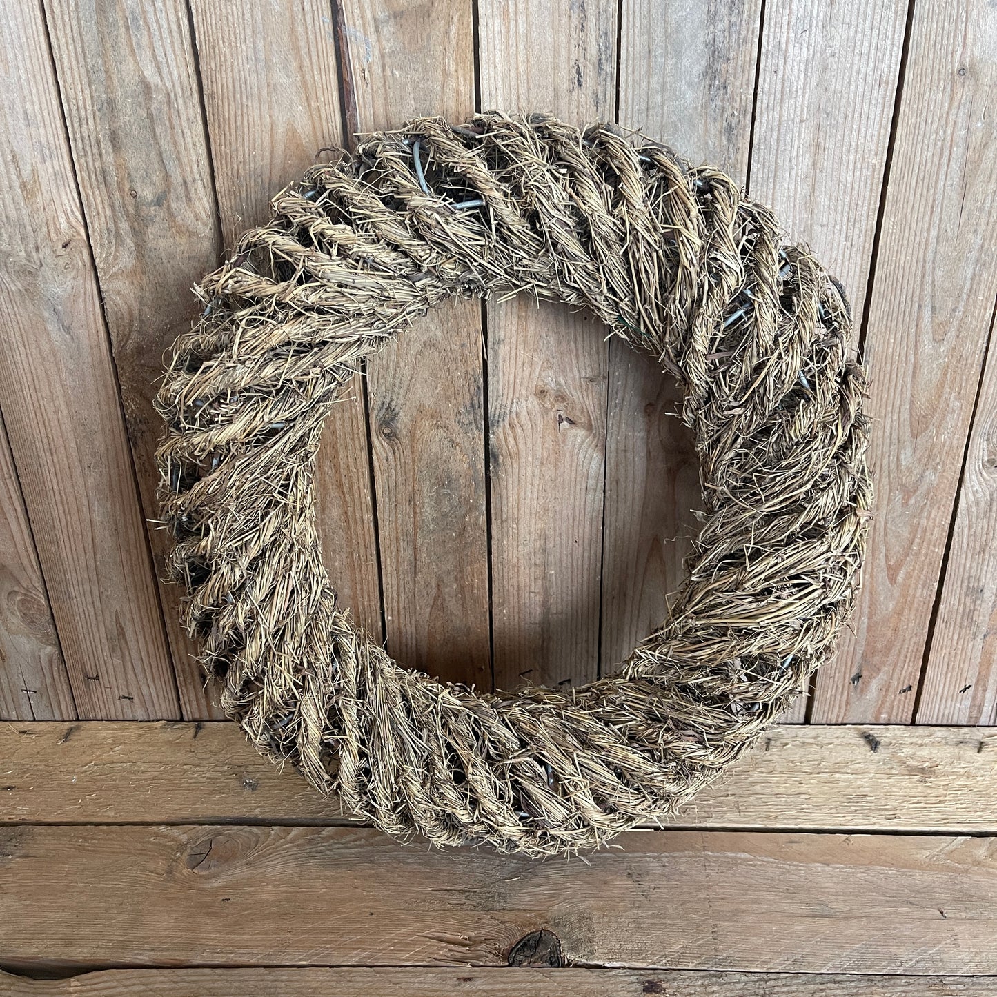 Ghirlanda in paglia con struttura in metallo tonda Out of the Wood