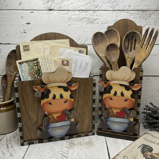 Mucca seduta con utensili da cucina (Copia) Out of the Wood