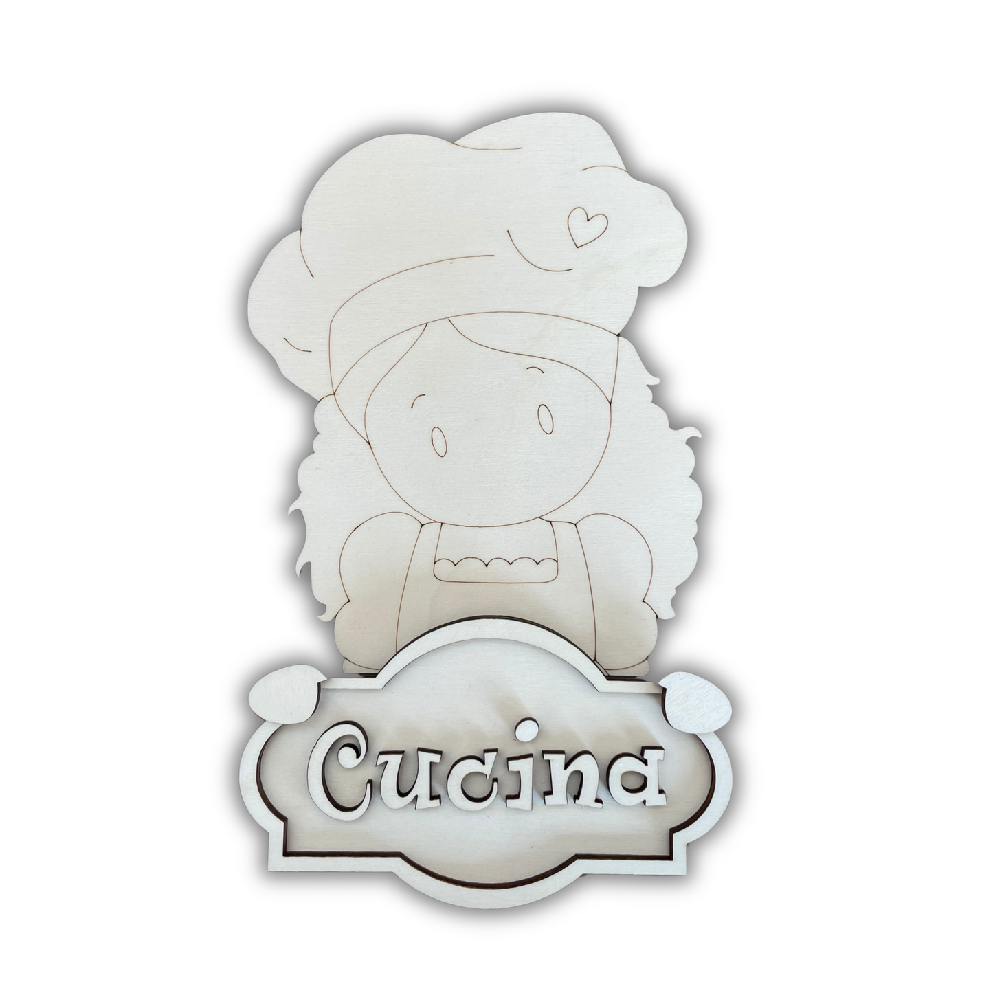 Bambina con scritta CUCINA Out of the Wood
