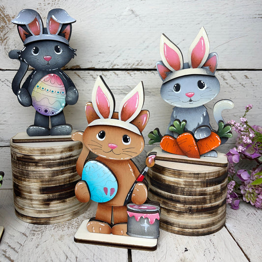 Gatti Pasqua con piedistallo Out of the Wood