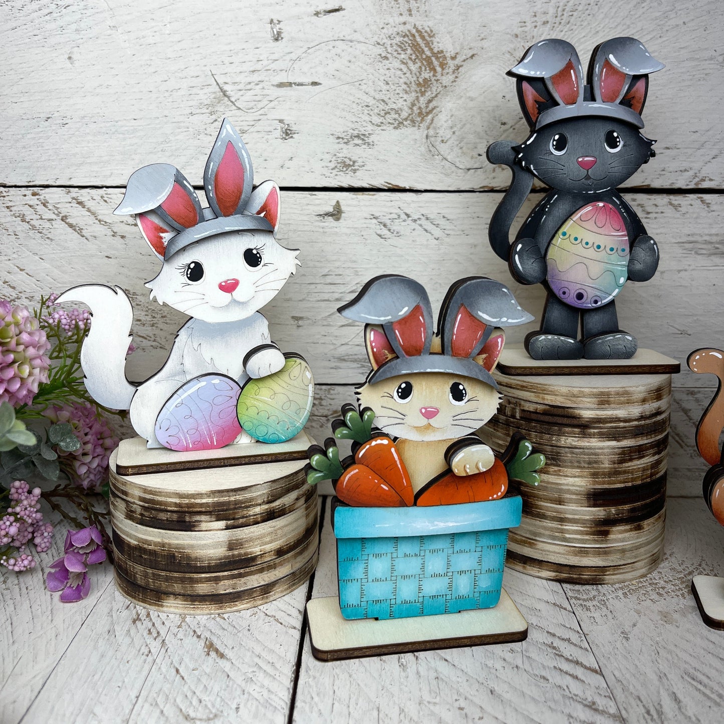 Gatti Pasqua con piedistallo Out of the Wood