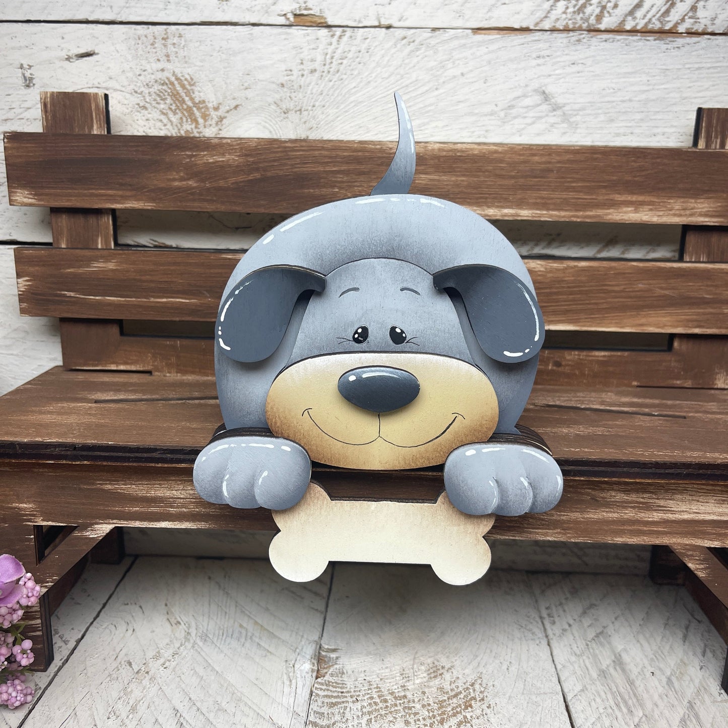 Cane seduto sopra mensola Out of the Wood