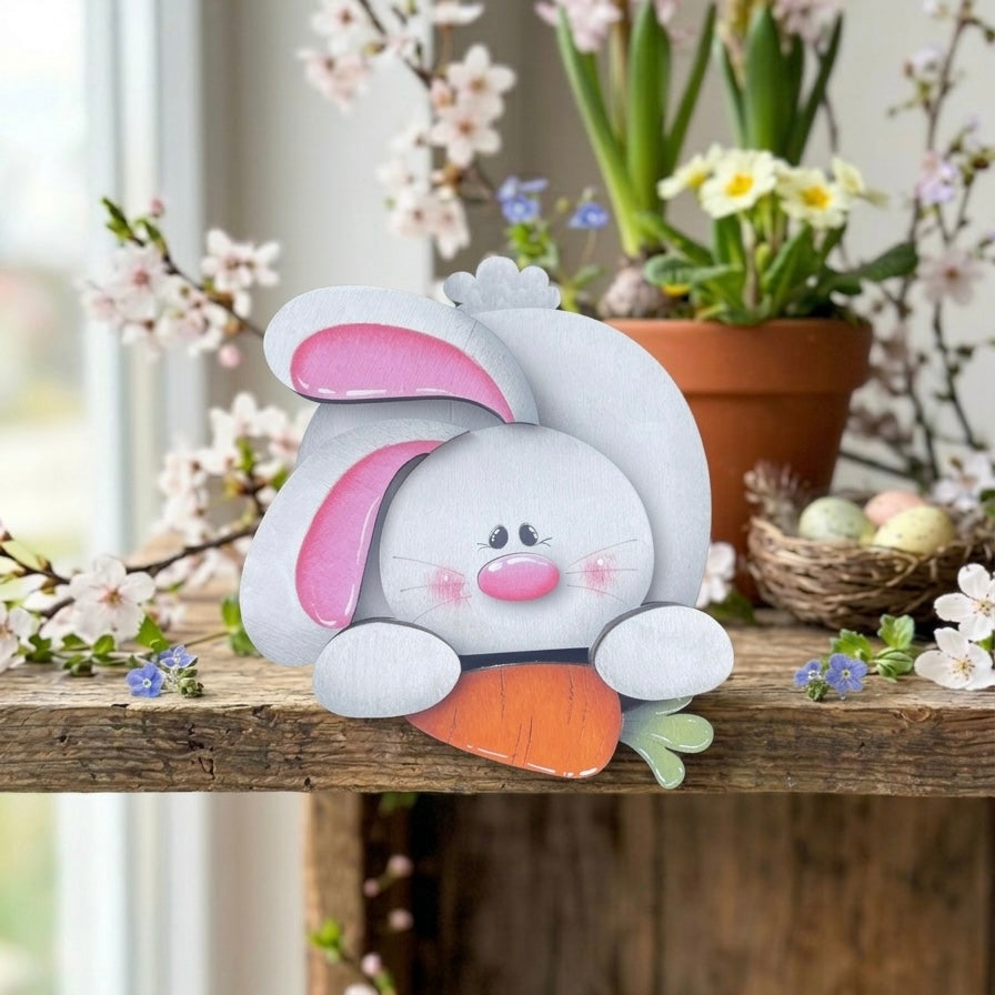 Coniglio seduto sopra mensola Out of the Wood