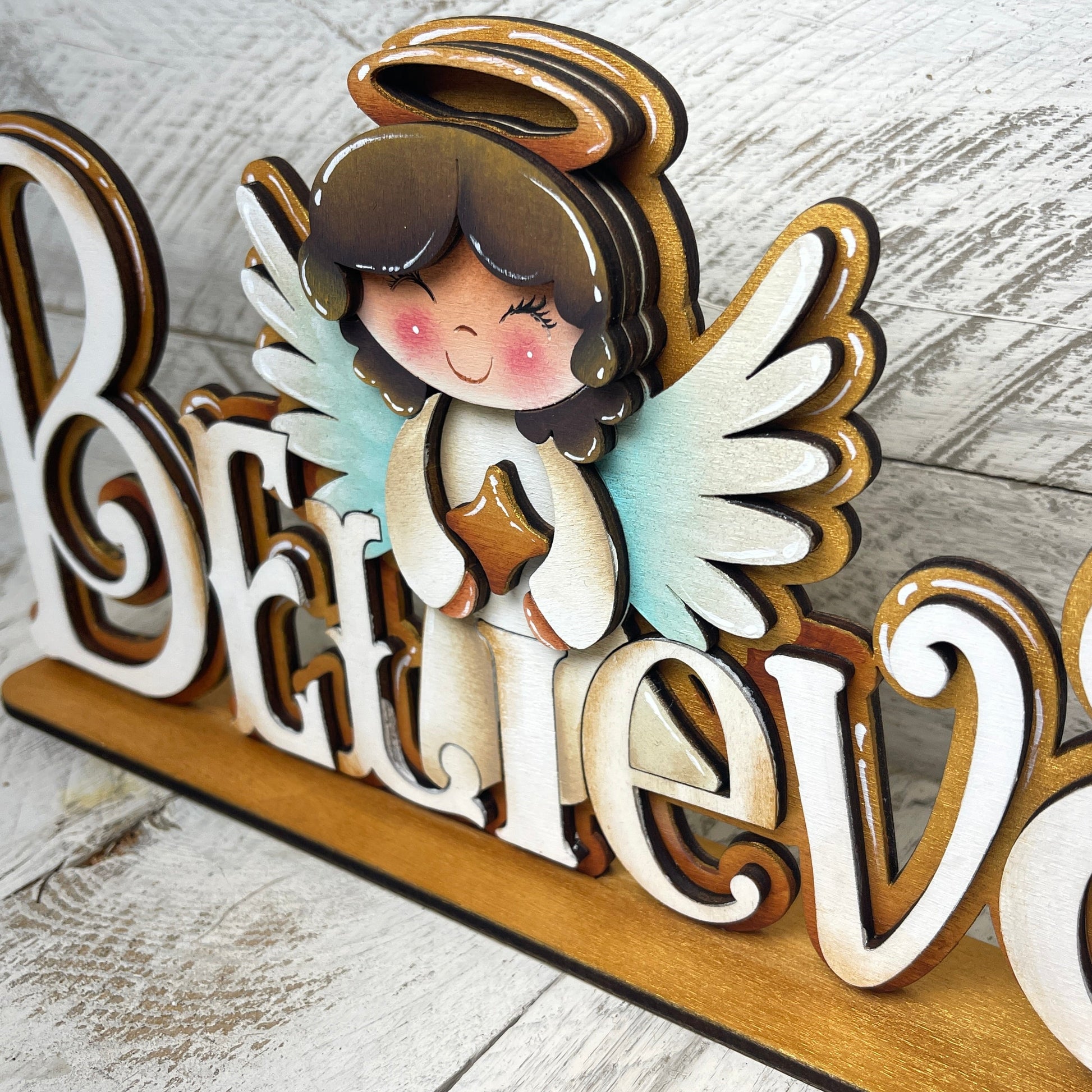 Scritta Believe Out of the Wood