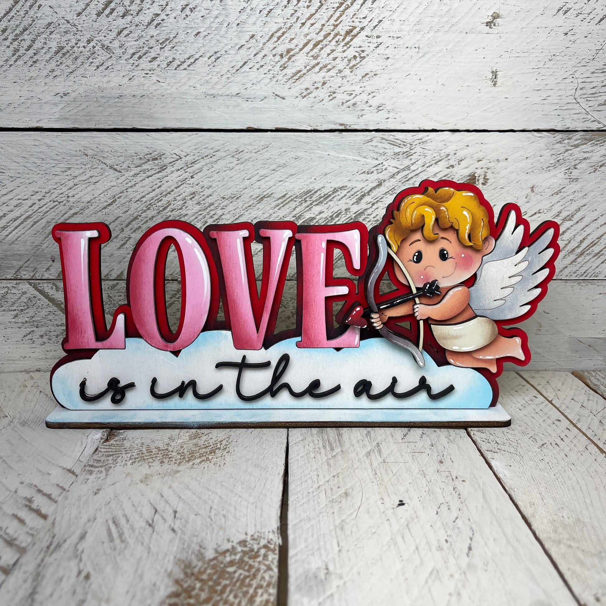 Scritta love is in the air Out of the Wood