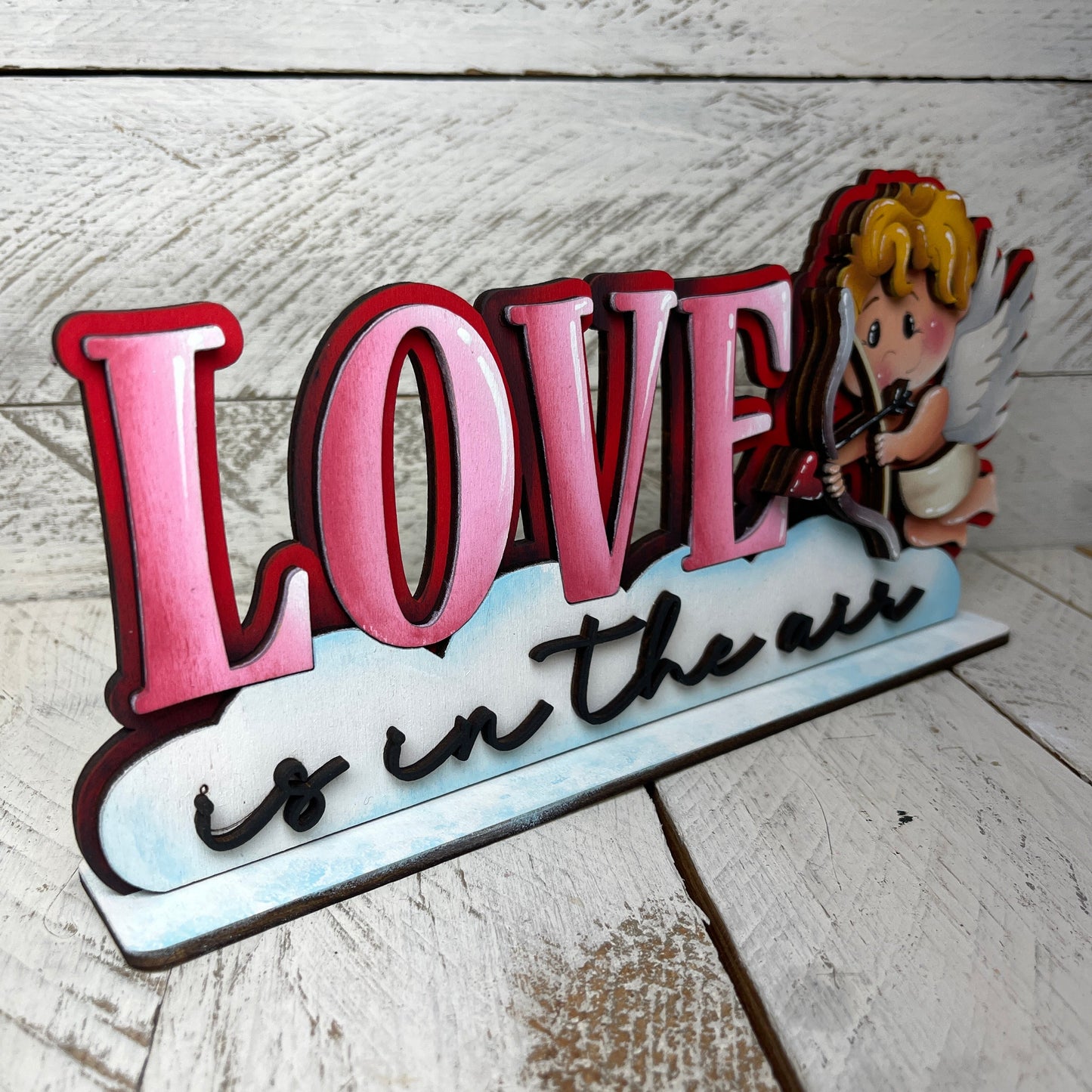 Scritta love is in the air Out of the Wood