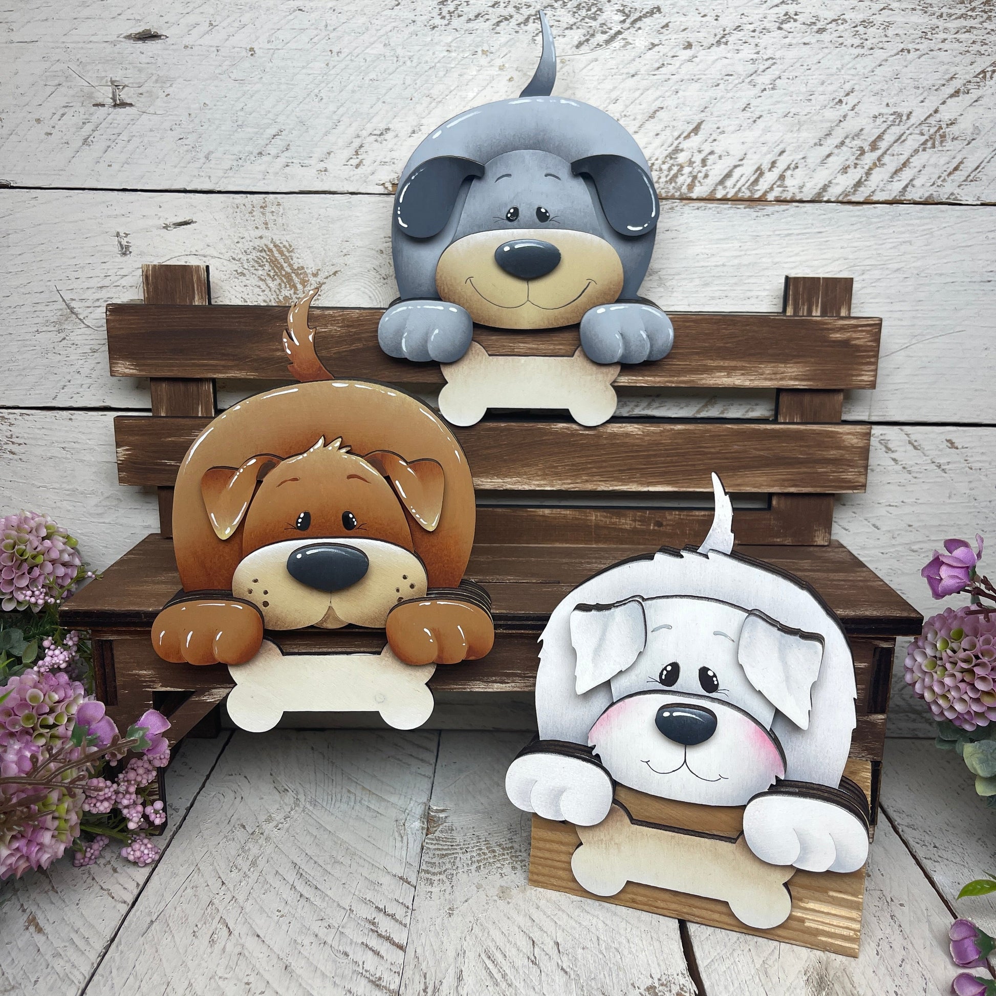 Cane seduto sopra mensola Out of the Wood