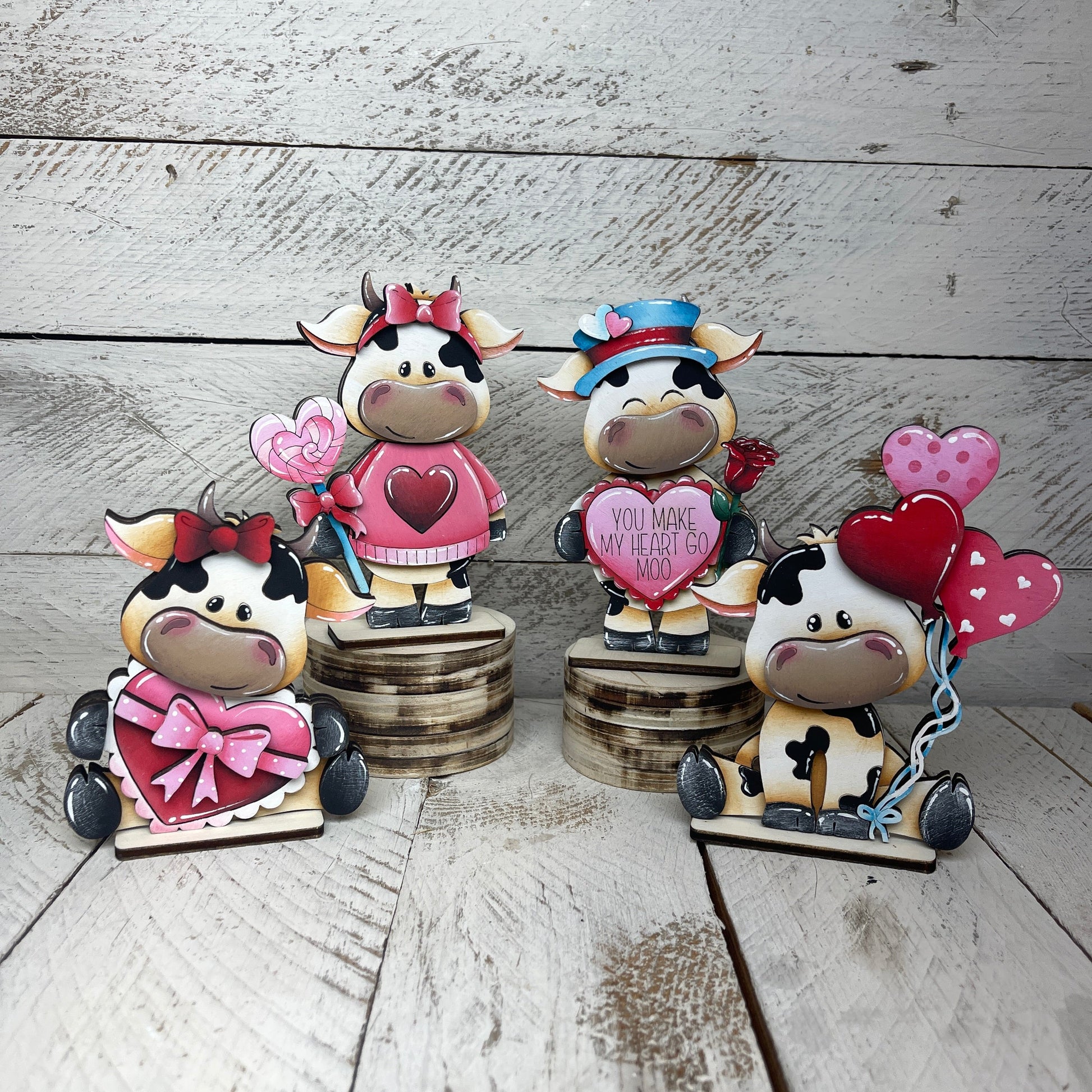 Mucche San Valentino con piedistallo Out of the Wood