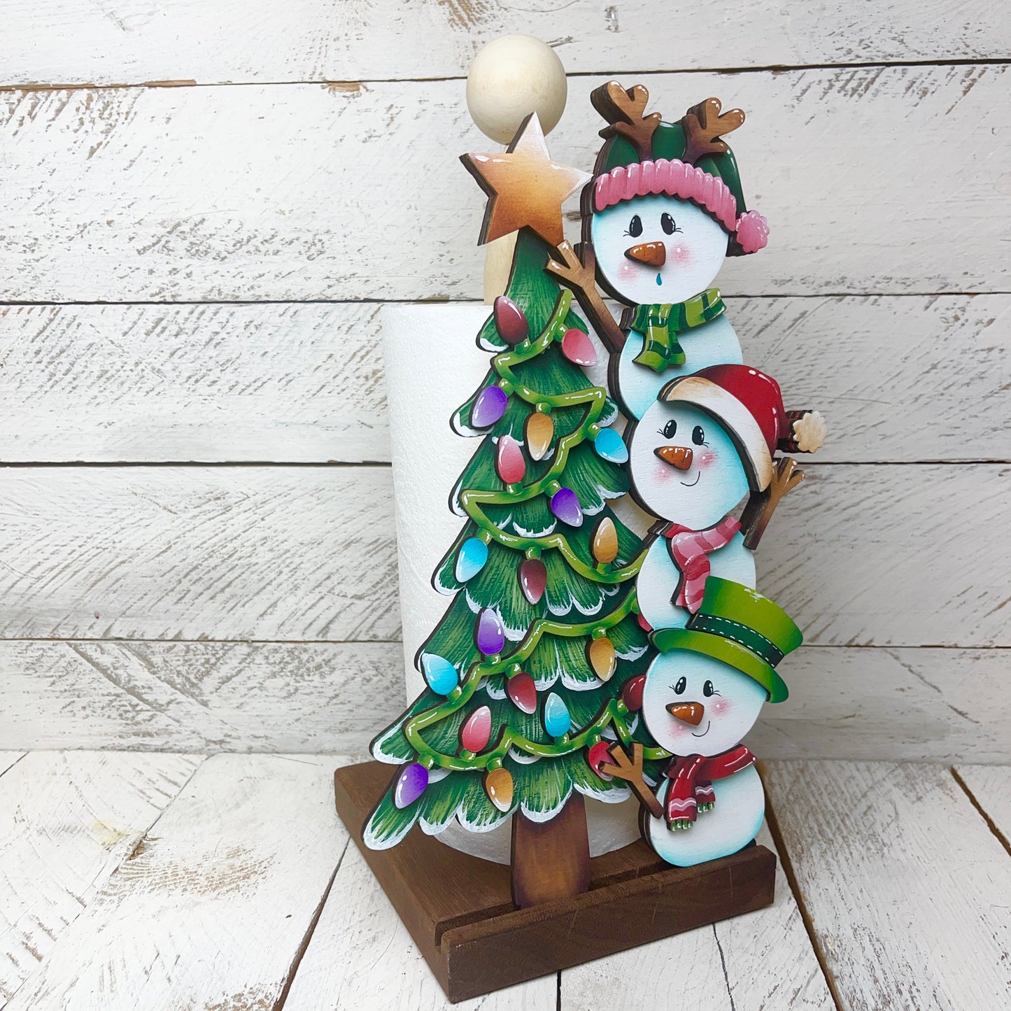 Pupazzi di neve con albero di Natale Out of the Wood