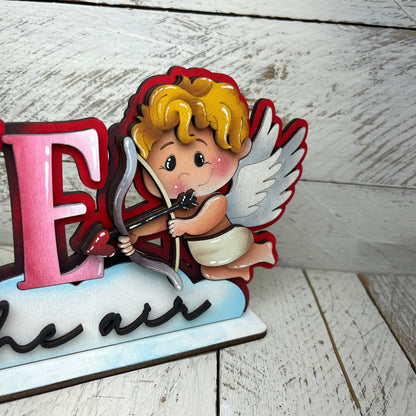 Scritta love is in the air Out of the Wood